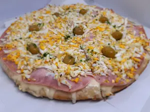 Pizza grande con jamón y huevo