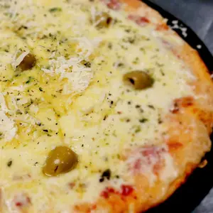 Pizza grande con provolone