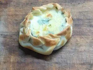 Empanada de cebolla y queso