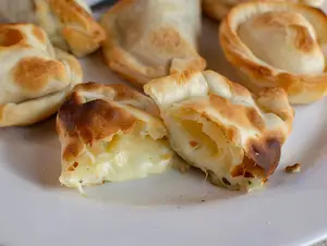 6 empanadas de queso y cebolla