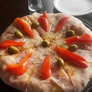 Pizza con jamón y morrones