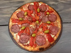 Pizza con calabresa