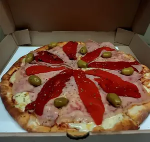 Pizza con jamón y morrón