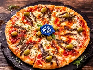 Anchoas, doble salsa y queso