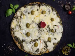 Pizza acelga con salsa blanca