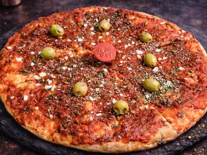 Pizza anchoas, doble salsa