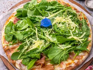Pizza j. crudo, rucula y parm.