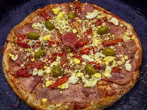 Pizza jamón, morrones y huevo