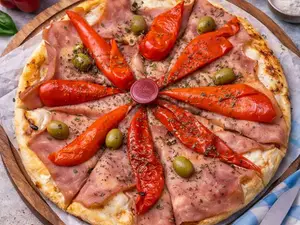 Pizza jamón natural y morrones
