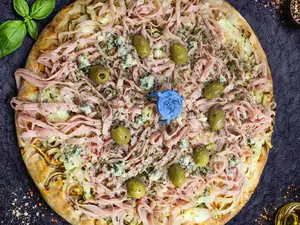 Pizza jamón natural y roque