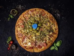 Pizza sal, panceta y huevo.