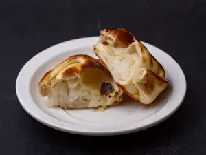 Empanada de cebolla y muzza