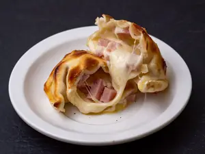 Empanada de jamón y muzzarella