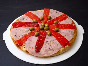Pizza con jamón y morrones