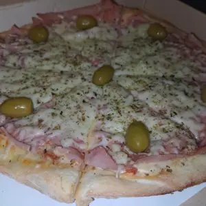 Pizza con jamón al provolone