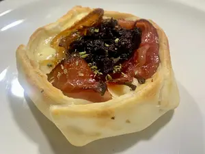Canasta panceta muzza ciruela