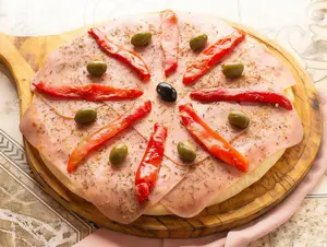 Pizza con jamón y morrón