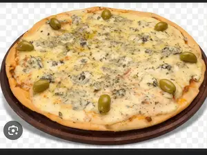 Pizza con roquefort y jamón