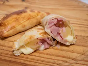 Empanada de jamón y ananá