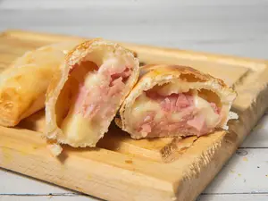 Empanada de jamón y queso