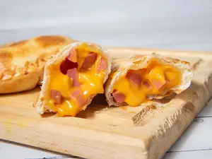 Empanada de queso cheddar