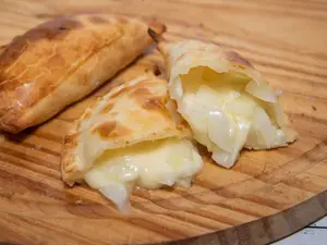 Empanada de queso y cebolla