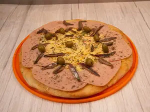 Pizza con jamón y anchoas