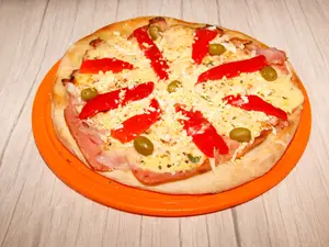 Pizza con jamón y huevo