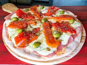 Pizza con jamón y morrón
