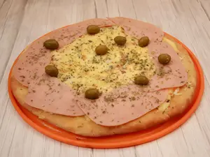 Pizza con jamón y roquefort