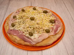 Pizza con panceta y huevo
