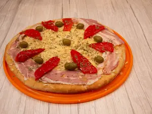 Pizza con panceta y morrón