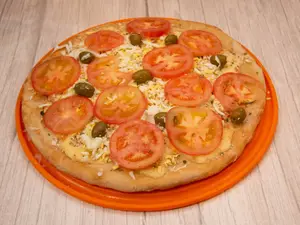 Pizza primavera con tomate