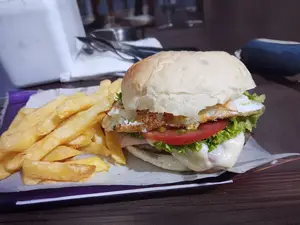 Hamburguesa Gigante Con Fritas