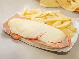 Sándwich de milanesa con papas
