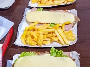 Sándwich de suprema con papas