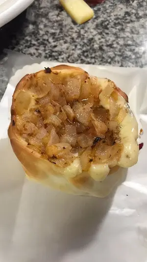 Empanada con cebolla y queso