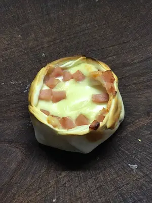 Empanada con jamón y queso