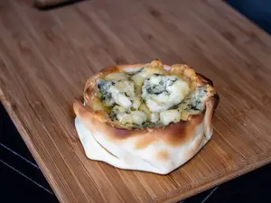 Empanada con roquefort y jamón