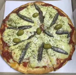 Pizza Con Anchoas Y Muzza
