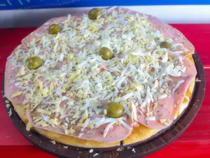 Pizza con jamón y huevo