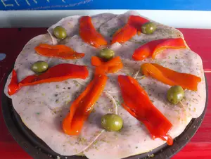 Pizza con jamón y morrones