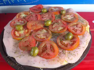 Pizza con jamón y tomate