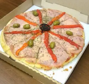 Pizza jamón y morrón