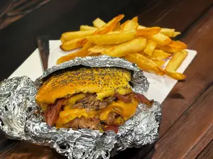 Hamburguesa simple c/cheddar y baecon