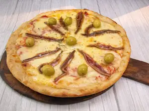 Pizza con anchoas y muzzarella