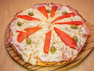 Pizza con jamón y morrón