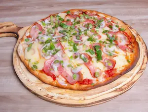 Pizza con panceta al verdeo