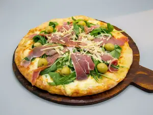 Pizza de rúcula y jamón crudo