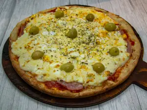 Pizza jamón y huevo